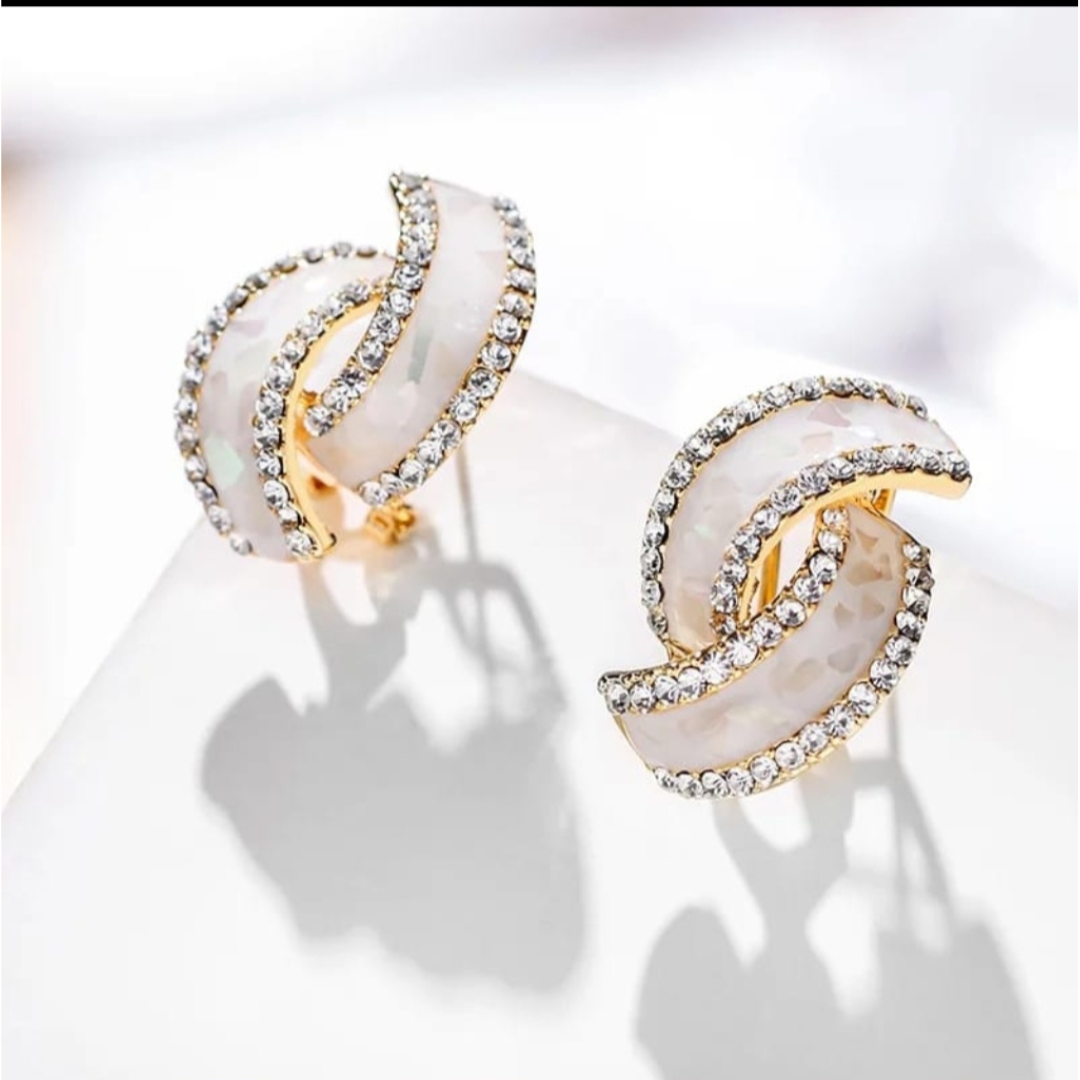 Whirl Stud Jazzy Earrings White